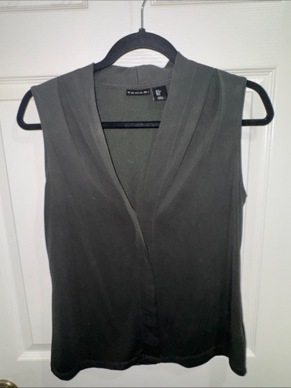 T Tahari Dark Green Sleeveless V-Neck Shell Top